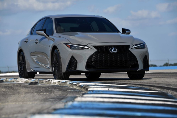 Lexus IS 500: jaudīgs sporta sedans ar atmosfērisko V8