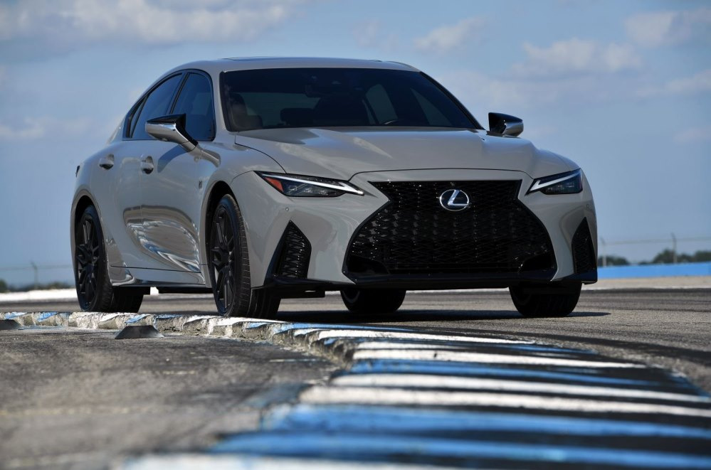 Lexus IS 500: jaudīgs sporta sedans ar atmosfērisko V8
