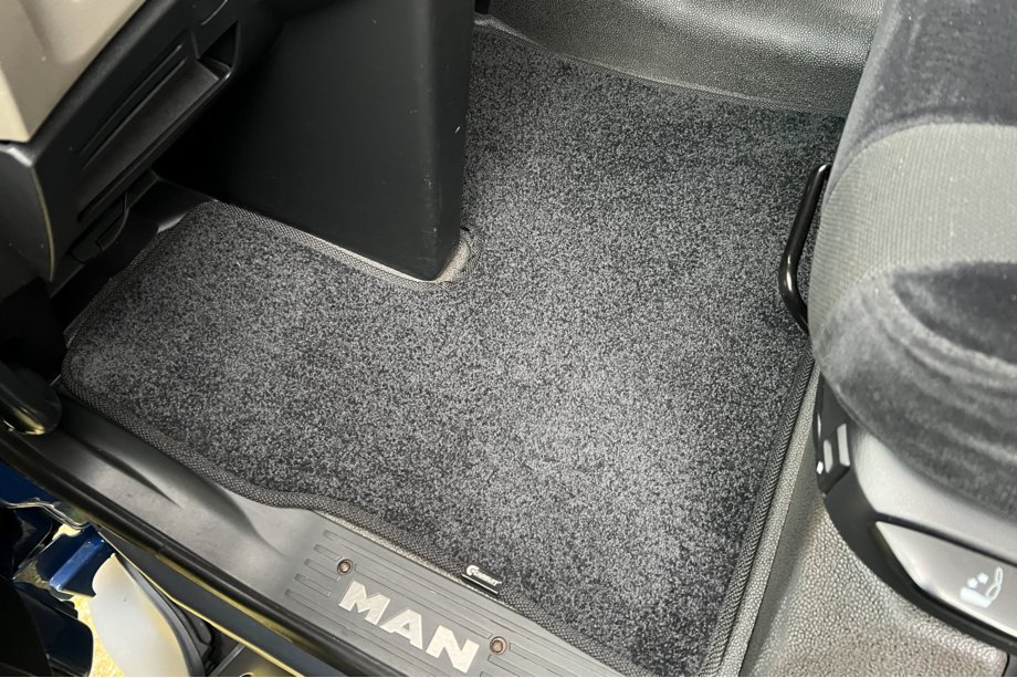 MAN TGX 2020– Tekstila paklājiņi Deluxe (Melni) Image