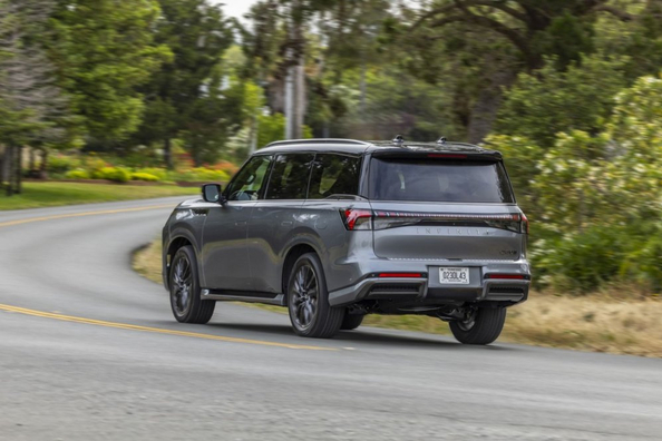 Infiniti QX80 otrā paaudze: tehniskie parametri, komplektācijas, foto Foto 4