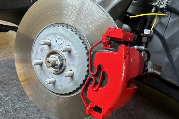 Ar ko vislabāk krāsot auto bremžu suportus?