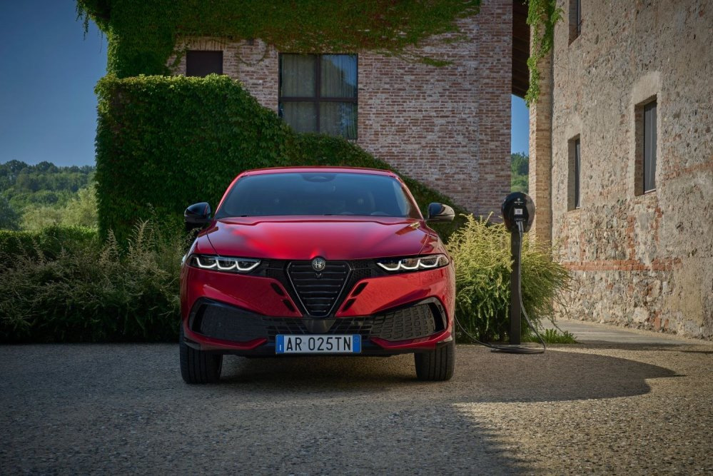 Alfa Romeo Tonale 2025 apskats: itāļu stils kompaktā krosoverā