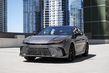 Toyota Camry (XV80) apskats: uzticams jaunās paaudzes hibrīda sedans foto 2