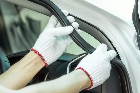 Kā saprast, ka pienācis laiks mainīt auto durvju blīves?
