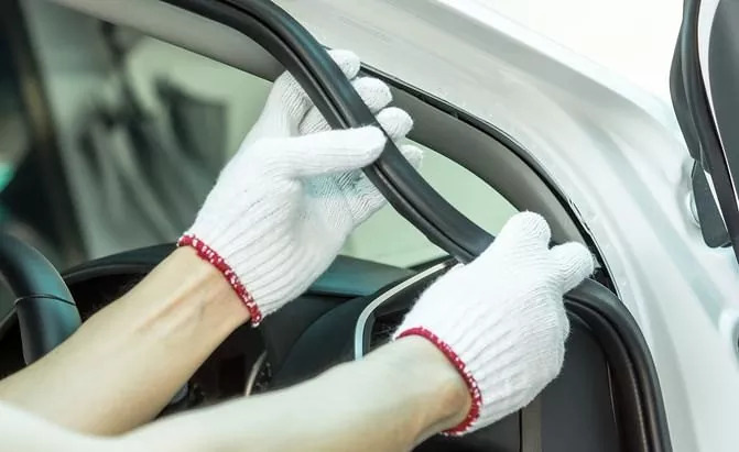 Kā saprast, ka pienācis laiks mainīt auto durvju blīves?