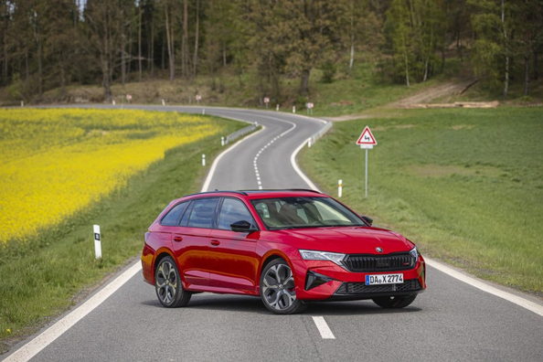 Skoda Octavia Combi RS: sportiska universāļa apskats