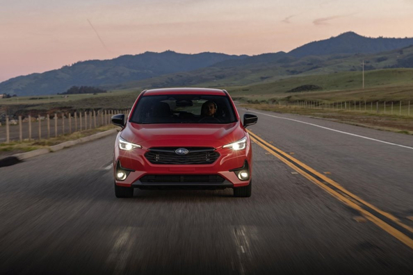 Subaru Impreza RS: sportisks hečbeks ar simetrisko pilnpiedziņu Foto 1
