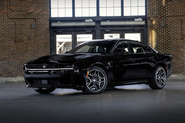 Četru durvju Dodge Charger VIII: mūsdienīga muskuļauto apskats Foto 2