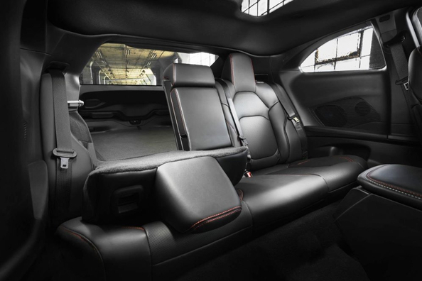 Četru durvju Dodge Charger VIII: mūsdienīga muskuļauto apskats Foto 7