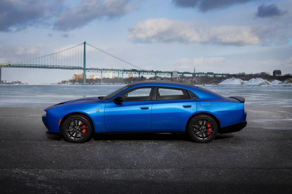 Četru durvju Dodge Charger VIII: mūsdienīga muskuļauto apskats Foto 4