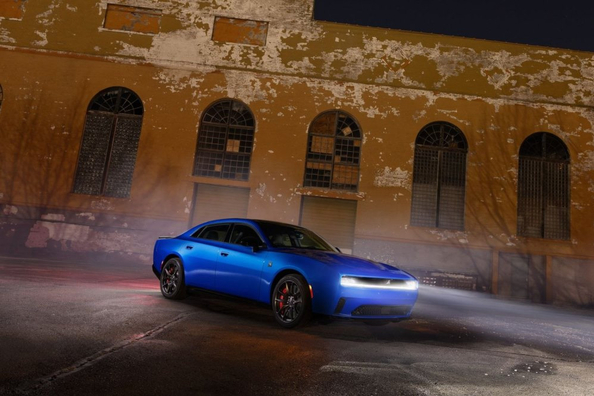 Četru durvju Dodge Charger VIII: mūsdienīga muskuļauto apskats Foto 3
