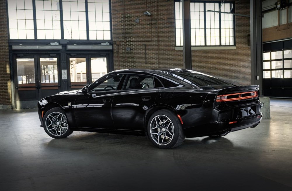 Četru durvju Dodge Charger VIII: mūsdienīga muskuļauto apskats