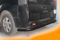 Renault Trafic 2001–2015 Aizmugures bampera aizsargstienis ar stūriem, melns (nerūsējošais tērauds) foto 2