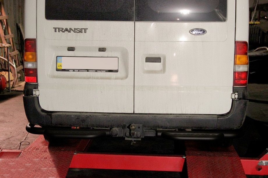 Ford Transit 2000–2014 Aizmugurējais aizsargstienis ar pakāpienu AK-Special Black (nerūsējošais tērauds) Foto 2