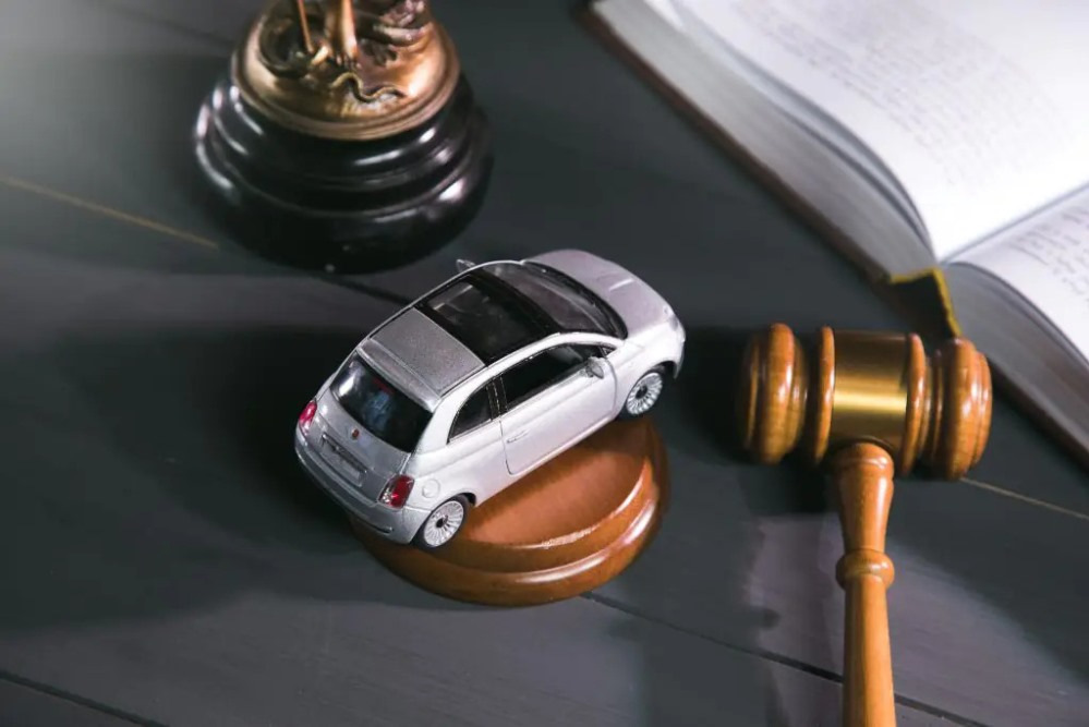 Kāpēc auto ir meklēšanā: galvenie iemesli un sekas