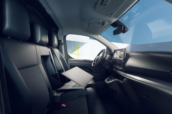 Opel Vivaro Electric: praktisks elektriskais furgons biznesam Foto 6