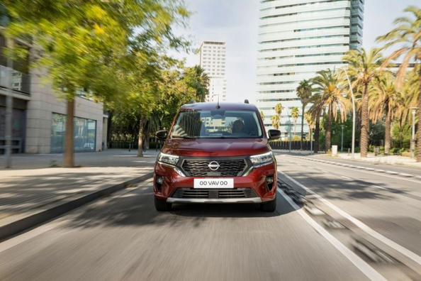 Nissan Townstar pasažieru versijas apskats: praktisks kompakts minivens pilsētai un ģimenei Foto 3