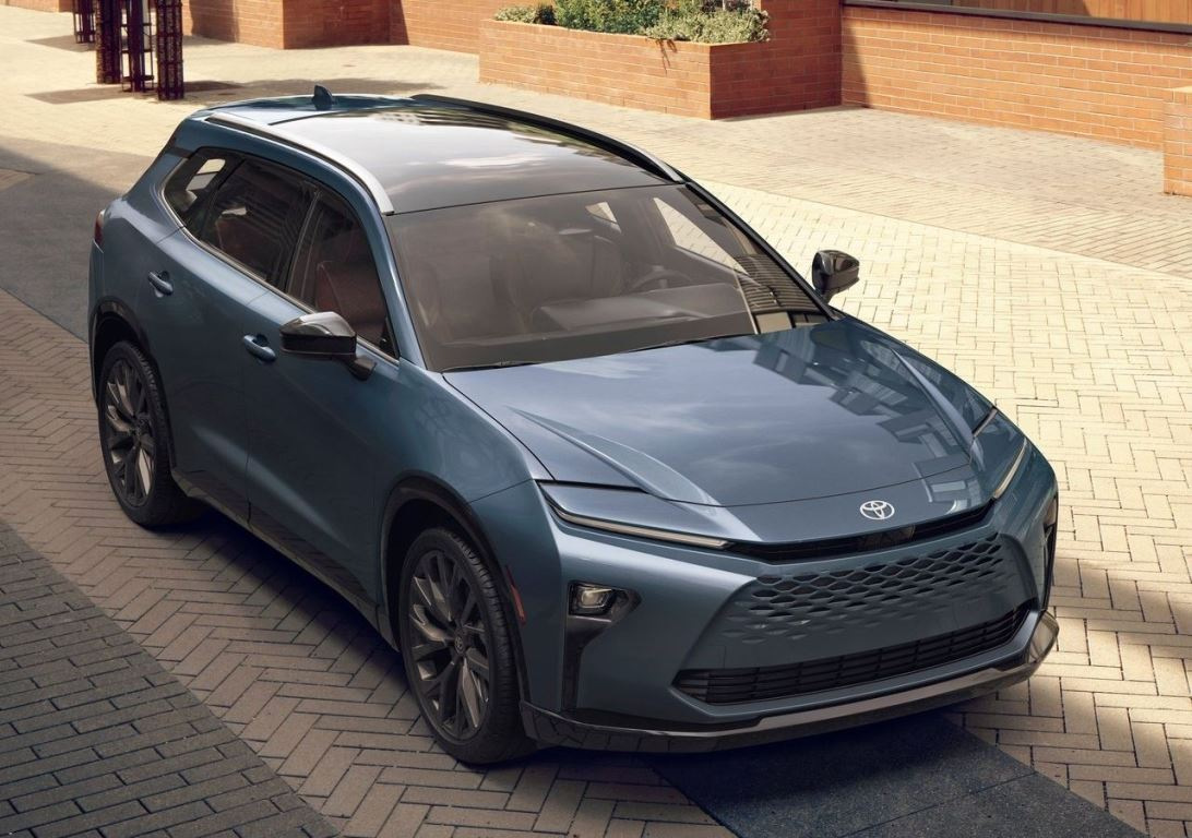 Toyota Crown Signia: Premium klases hibrīda krosovers