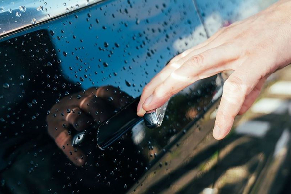 Kāpēc auto sit ar strāvu: cēloņi un vienkārša aizsardzība