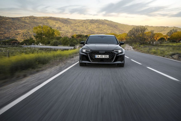 Audi RS3 Sedan apskats: kompakts sporta sedans ar leģendāro pieccilindru