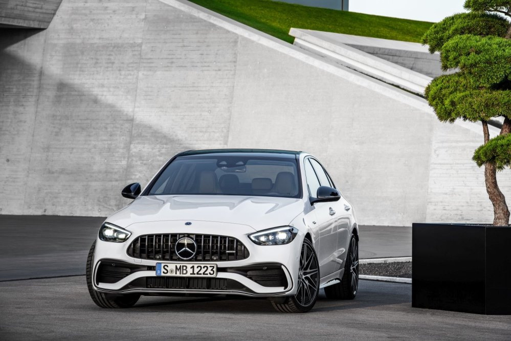 Kompaktā sporta sedana Mercedes-Benz C 43 AMG apskats