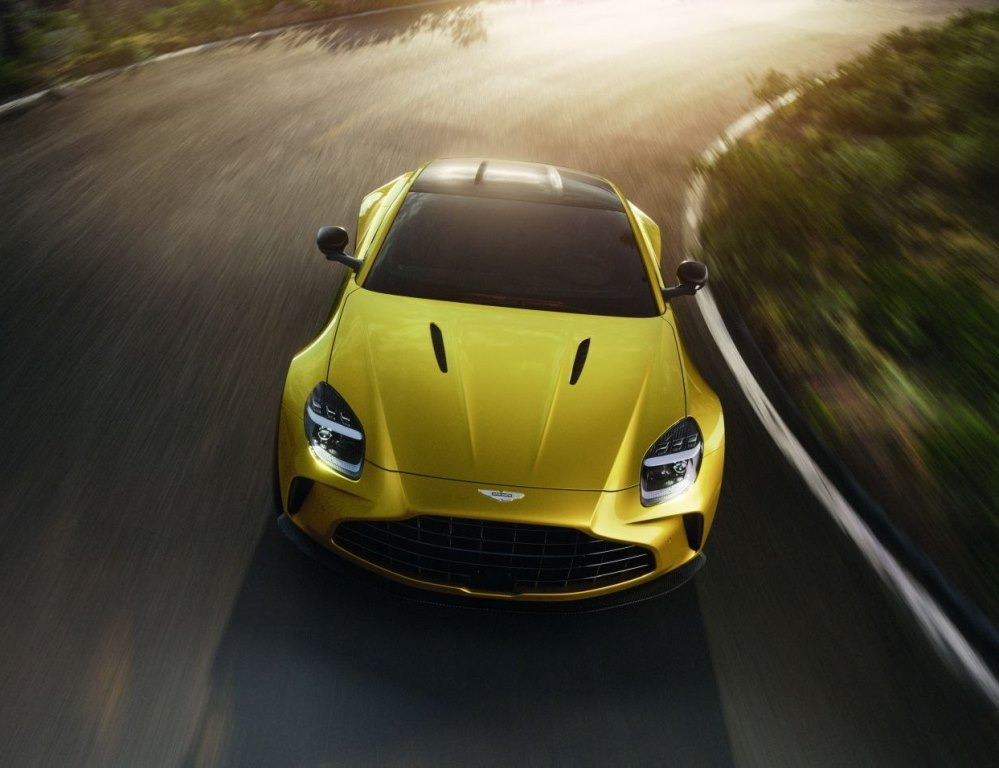 2025. gada britu sporta auto Aston Martin Vantage apskats