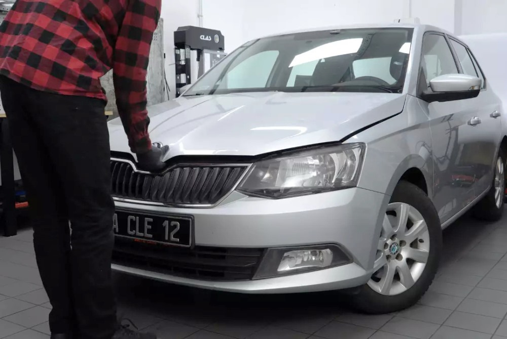 Skoda Fabia: kā atvērt motora pārsegu? Soli pa solim