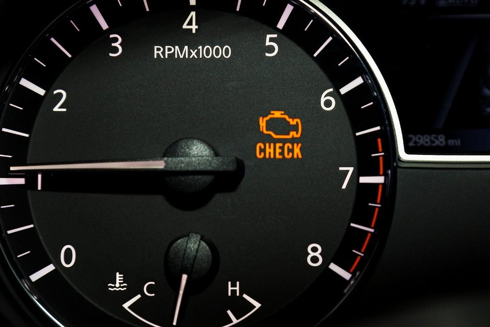 Kāpēc iedegas Check Engine? Biežākie iemesli un ko darīt