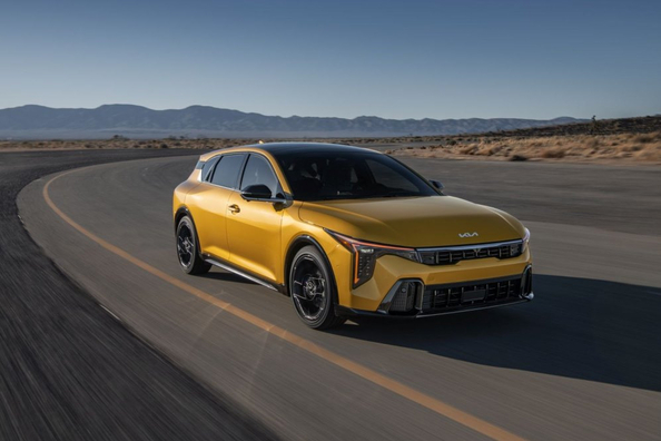 Kia K4 Hatchback 2026 apskats: moderns kompakts hečbeks ar plašu salonu un tehnoloģijām Foto 2