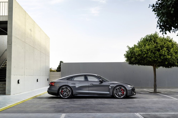 Audi RS e-tron GT 2025 — augstākās klases elektriskais Gran Turismo Foto 3
