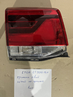 Toyota Land Cruiser 200 2007–2021 Izpārdošana Aizmugurējais kreisais iekšējais lukturis 2016-2021 (OEM standarts) (uz bagāžnieka vāka) (vesels, nestrādā) foto 2