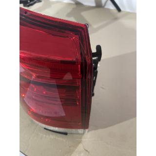 Nocenots Aizmugurējie lukturi 2016-2021 (OEM standarts) Aizmugurējais kreisais ārējais lukturis (uz spārna) (saplaisājis) Toyota Land Cruiser 200 2007–2021 foto 2