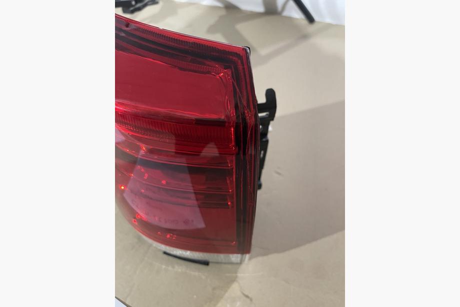 Toyota Land Cruiser 200 2007–2021 Nocenots Aizmugurējie lukturi 2016-2021 (OEM standarts) Aizmugurējais kreisais ārējais lukturis (uz spārna) (saplaisājis) Foto 2