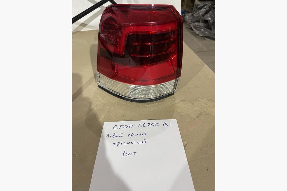 Toyota Land Cruiser 200 2007–2021 Nocenots Aizmugurējie lukturi 2016-2021 (OEM standarts) Aizmugurējais kreisais ārējais lukturis (uz spārna) (saplaisājis) Foto 1