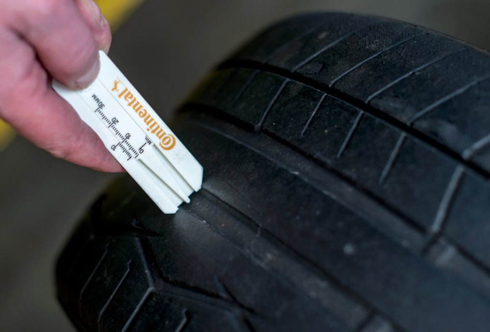 Kāpēc uz auto riteņiem nodilst riepas: cēloņi un profilakse