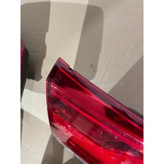 Nocenots Aizmugurējais kreisais iekšējais lukturis 2016-2021 (OEM standarts) (uz bagāžnieka vāka) (ieplīsis) Toyota Land Cruiser 200 2007–2021 foto 3