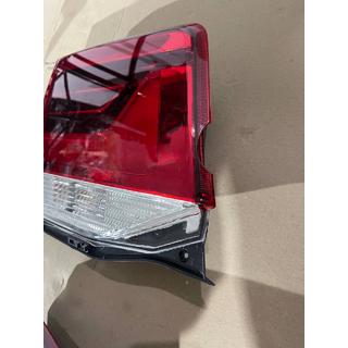 Nocenots Aizmugurējais kreisais iekšējais lukturis 2016-2021 (OEM standarts) (uz bagāžnieka vāka) (ieplīsis) Toyota Land Cruiser 200 2007–2021 foto 2