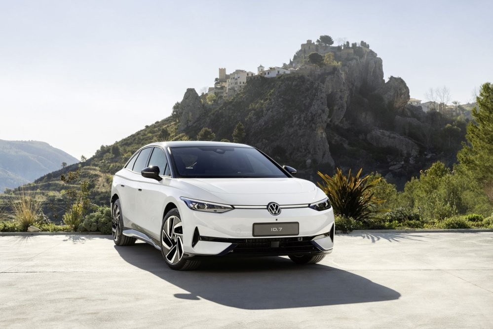 Volkswagen ID.7: elektrisks premium klases fastbeks ar lielu nobraukumu