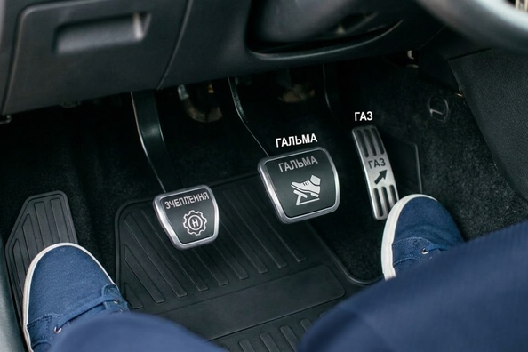 Pedāļu izvietojums automašīnā: vienkāršs gids iesācējiem