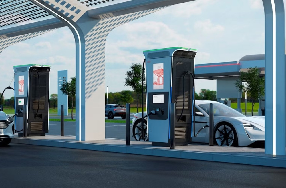 Kā uzlādēt elektroauto uzpildes stacijā: pilns ceļvedis