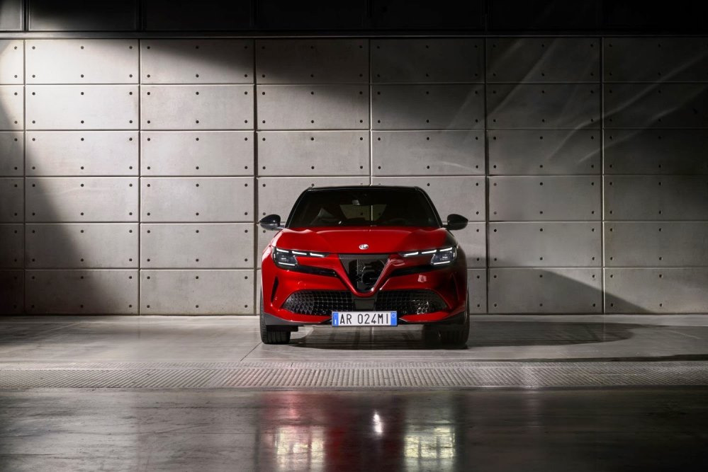 Alfa Romeo Junior (2025) apskats: hibrīds un elektriskais krosovers vienā auto