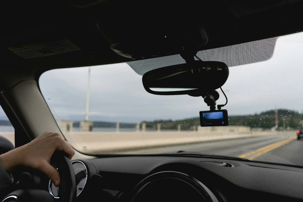 Auto videoreģistrators: kā izvēlēties uzticamu liecinieku uz ceļa