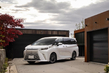 Lexus LM 500h: grezns hibrīda minivens VIP pārvadājumiem foto 1