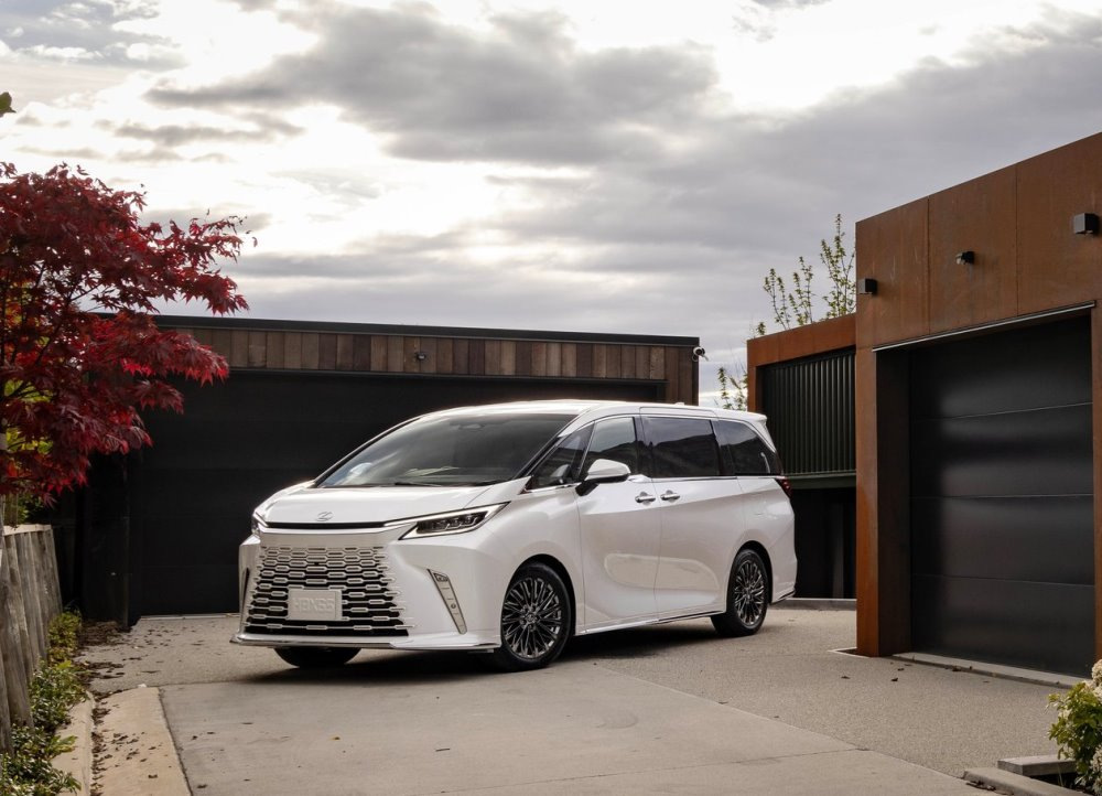 Lexus LM 500h: grezns hibrīda minivens VIP pārvadājumiem