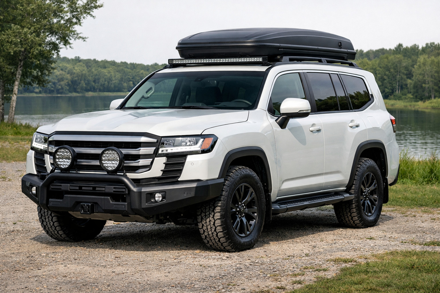Praktisks Toyota Land Cruiser 300 uzlabojums bez smagas offroad pārslodzes