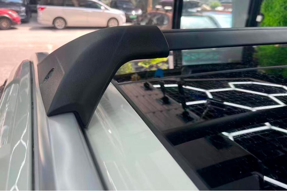 Nissan X-trail T33/Rogue 2022– Jumta šķērssijas integrētām jumta reliņām OEM (2 gab.) Melns Foto 4