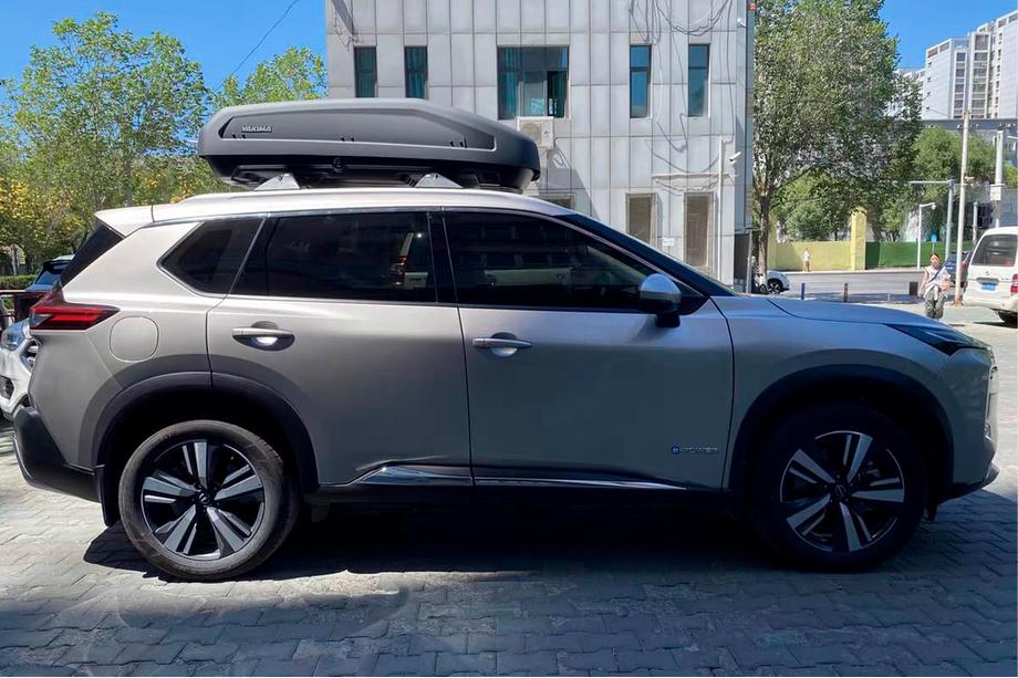 Nissan X-trail T33/Rogue 2022– Jumta šķērssijas integrētām jumta reliņām OEM (2 gab.) Melns Foto 5