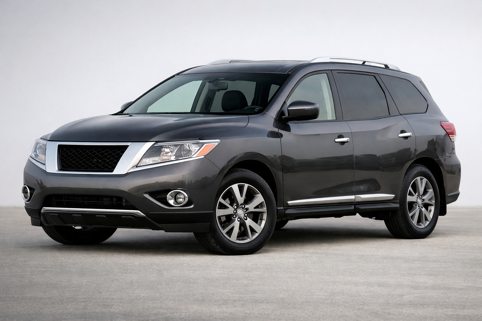 Nissan Pathfinder R52 2012-2021 apskats: plašs un komfortabls ģimenes SUV