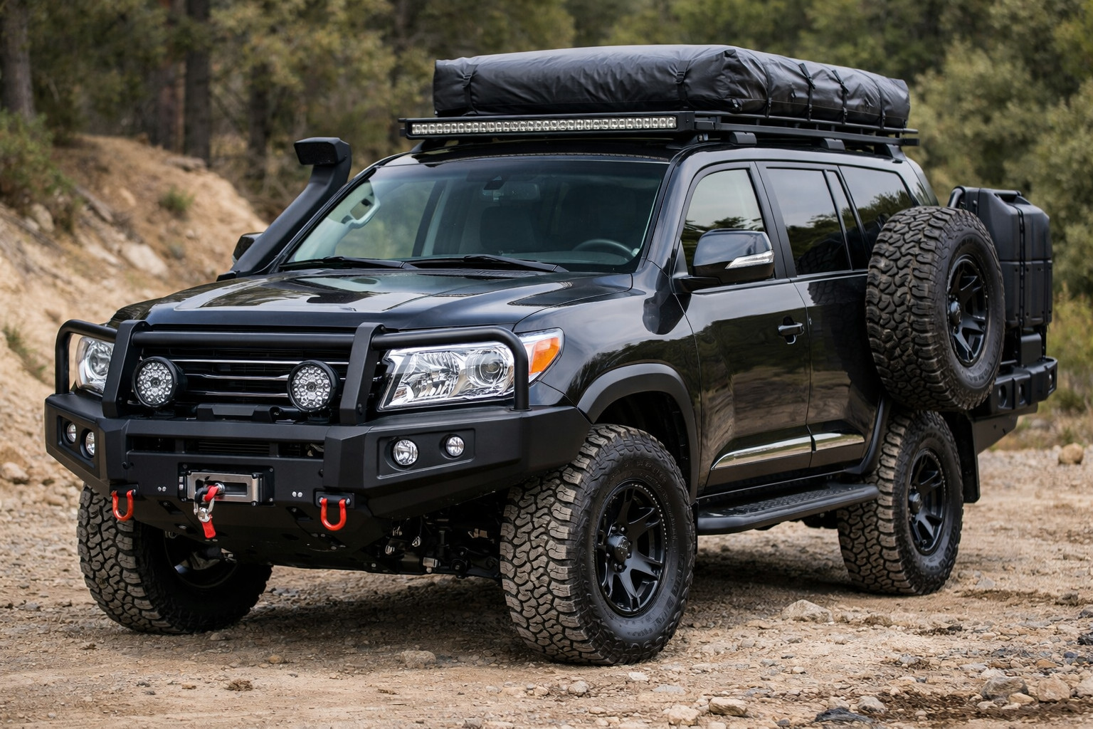 Toyota Land Cruiser 200 pēc iegādes: ko likt vispirms un ar ko nesteigties