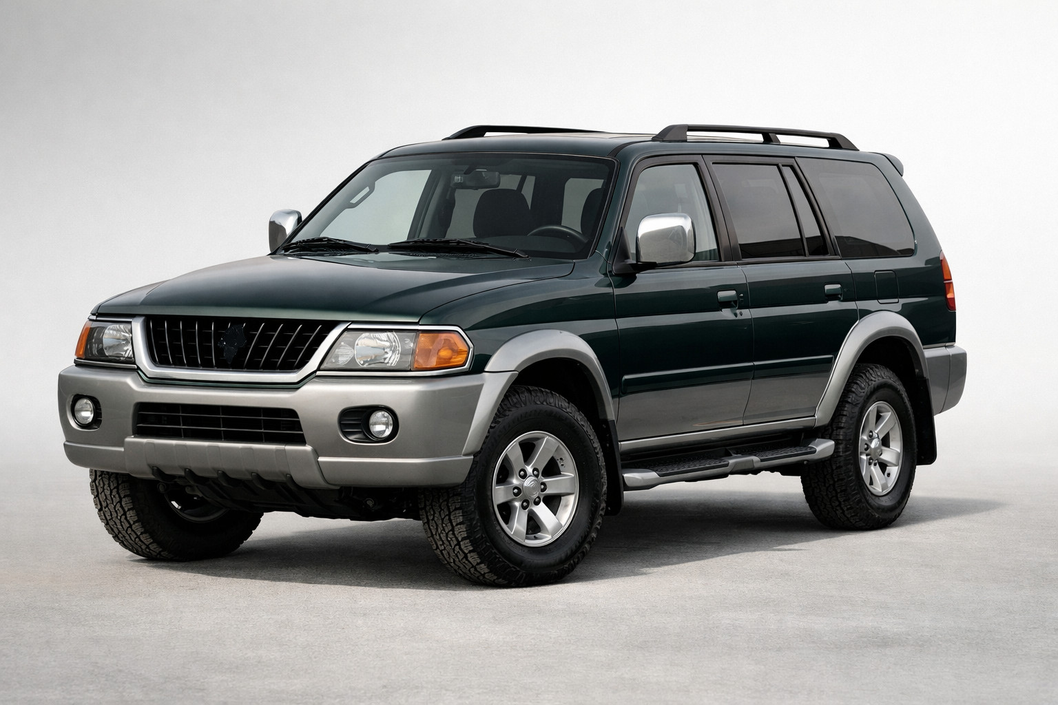 Mitsubishi Pajero Sport 1996–2007 apskats: vecs rāmja apvidnieks bez rotājumiem